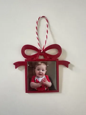 Snap-fit present ornament including photo